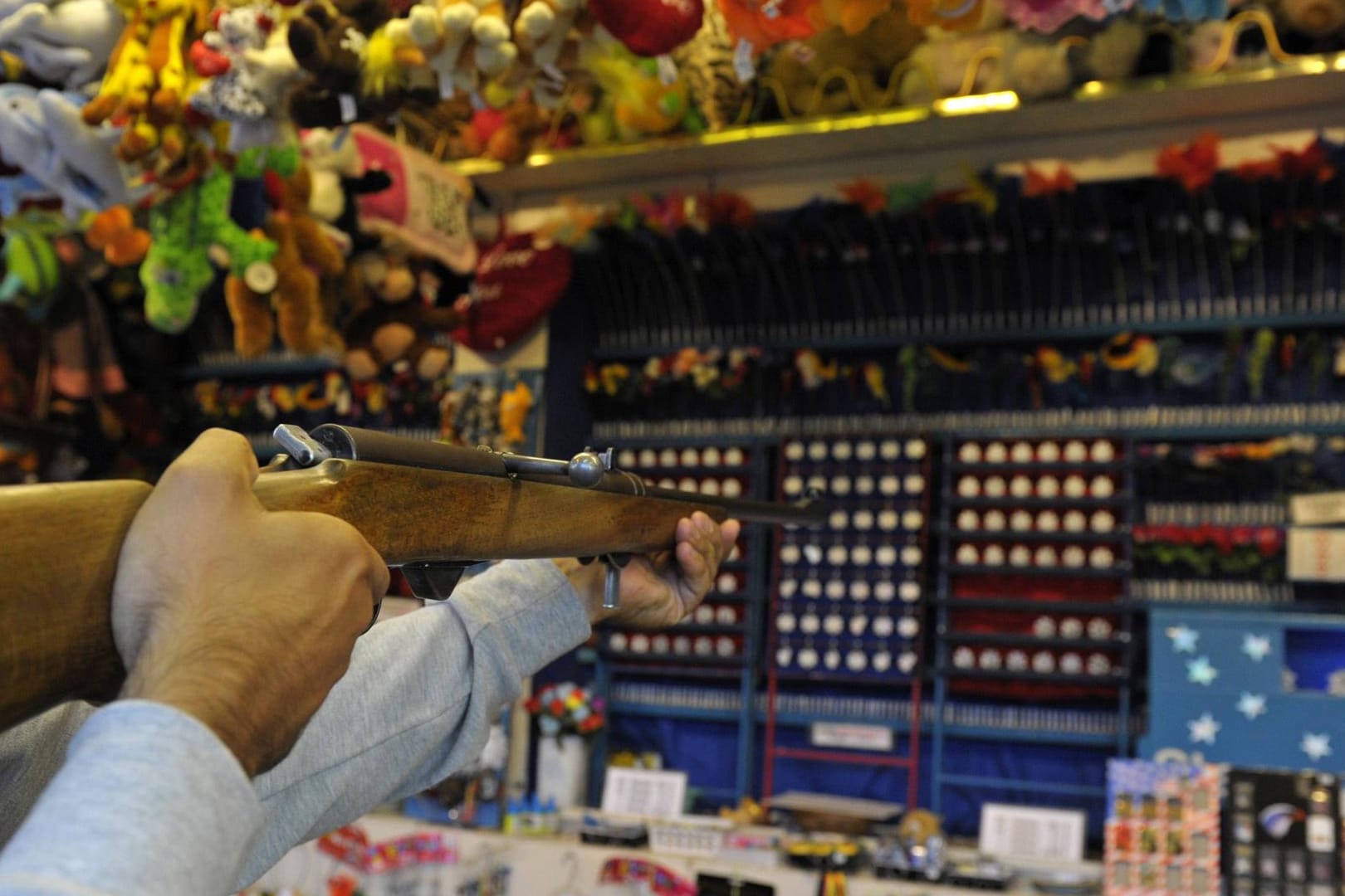 Ein Gewehr richtet sich auf eine Schießbude: Ein Tatverdächtiger befindet sich bereits in Untersuchungshaft.