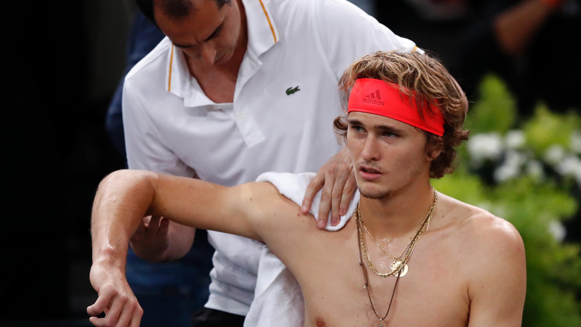 Ärztliche Hilfe: Alexander Zverev musste sich in Paris immer wieder behandeln lassen.