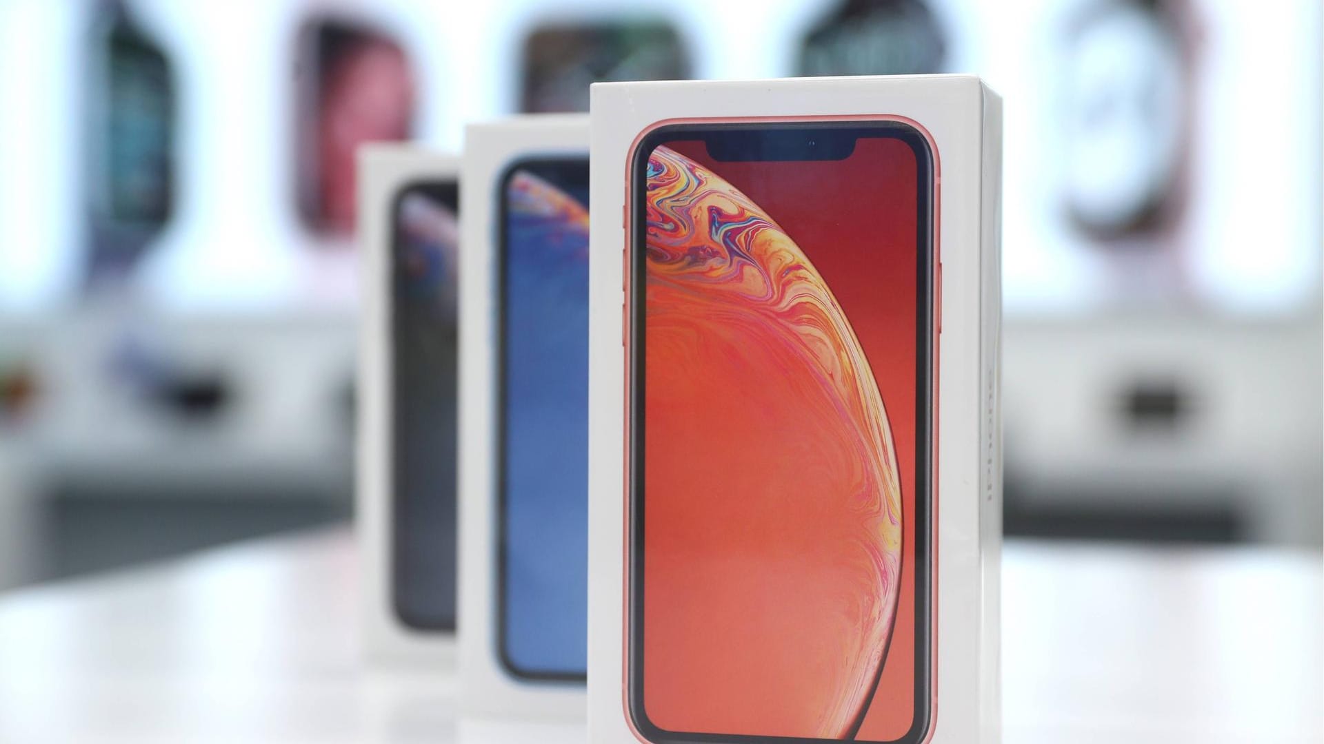 Mehrere Modelle des iPhone Xr bereit zum Verkauf: Die hochpreisigen iPhone-Modelle sind sehr beliebt. Daher kann es zu Produktionsengpässen kommen.