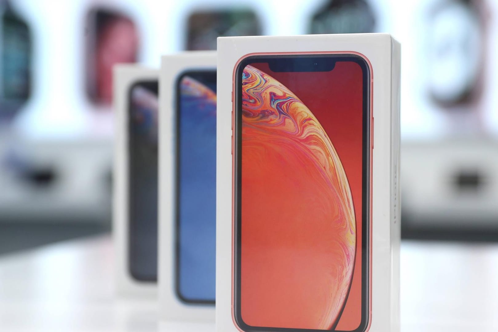 Mehrere Modelle des iPhone Xr bereit zum Verkauf: Die hochpreisigen iPhone-Modelle sind sehr beliebt. Daher kann es zu Produktionsengpässen kommen.