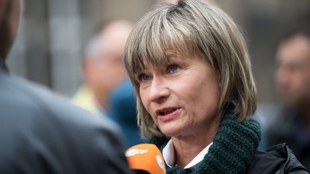 Die Chemnitzer Oberbürgermeisterin Barbara Ludwig (SPD) ist enttäuscht, dass Bundeskanzlerin Merkel erst am 16. Die Chemnitzer Oberbürgermeisterin Barbara Ludwig (SPD) ist enttäuscht, dass Bundeskanzlerin Merkel erst am 16.