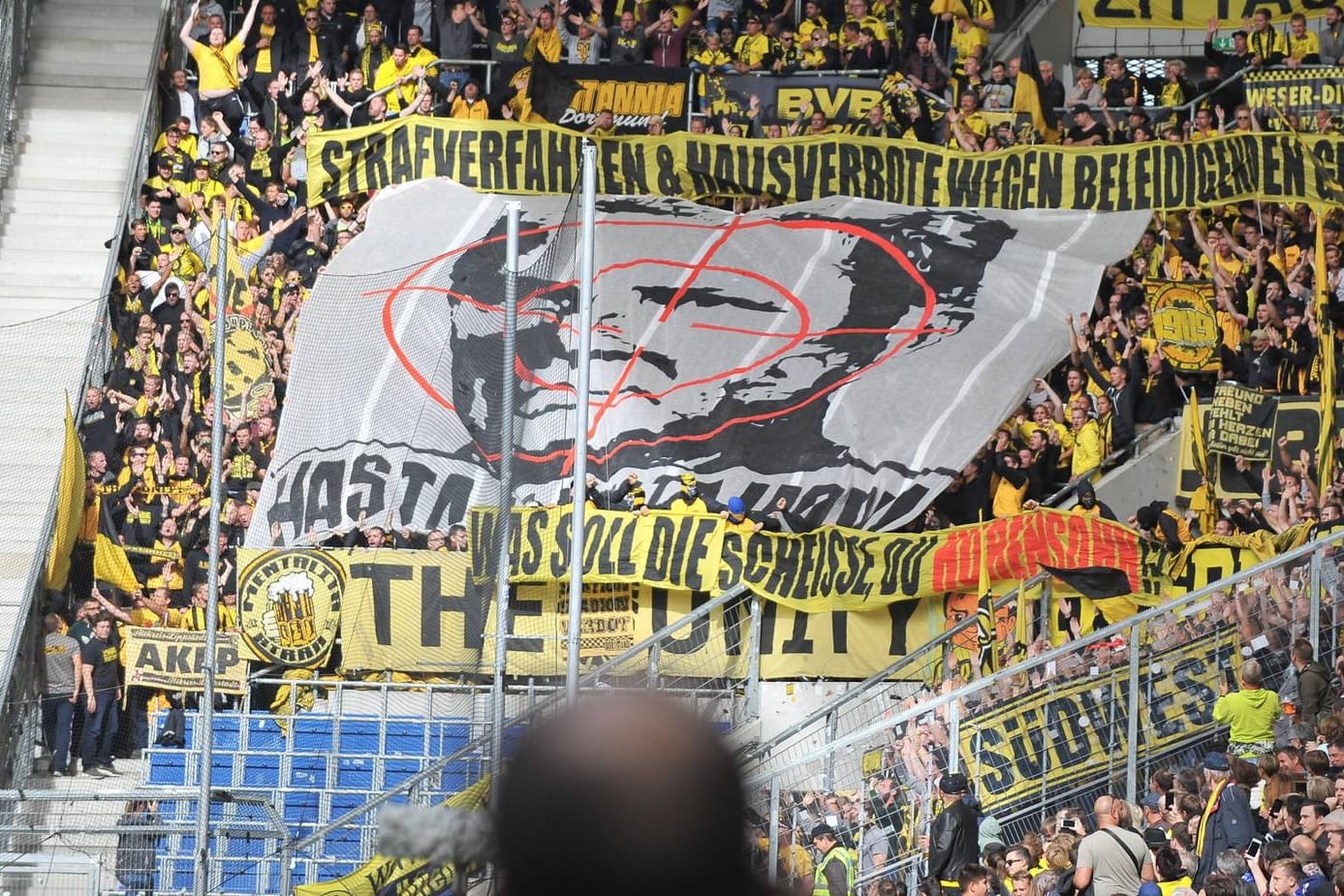 Hoffenheims Mäzen Dietmar Hopp im Fadenkreuz: Für dieses Plakat seiner Anhänger beim Auswärtsspiel im September ist Borussia Dortmund verurteilt worden.