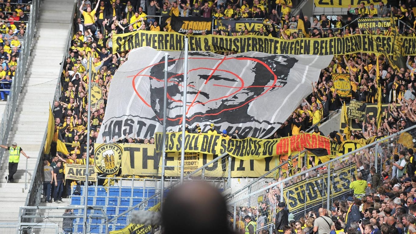 Hoffenheims Mäzen Dietmar Hopp im Fadenkreuz: Für dieses Plakat seiner Anhänger beim Auswärtsspiel im September ist Borussia Dortmund verurteilt worden.