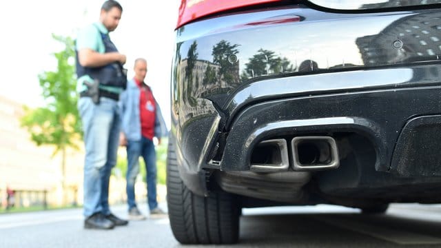 Polizeikontrolle von Auto-Posern