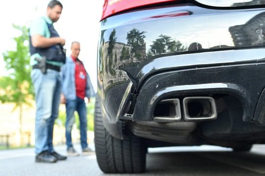 Polizeikontrolle von Auto-Posern