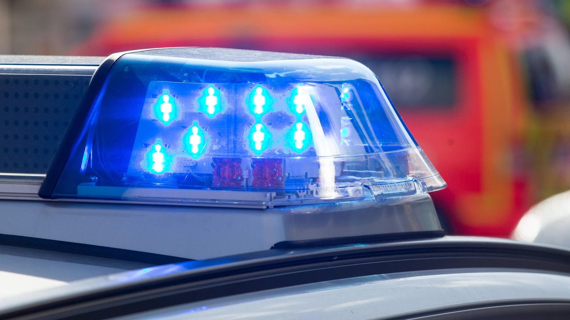 Blaulicht eines Polizeiwagens: Die Polizei sucht nach dem gescheiterten Überfall nach Zeugen. Blaulicht eines Polizeiwagens: Die Polizei sucht nach dem gescheiterten Überfall nach Zeugen.