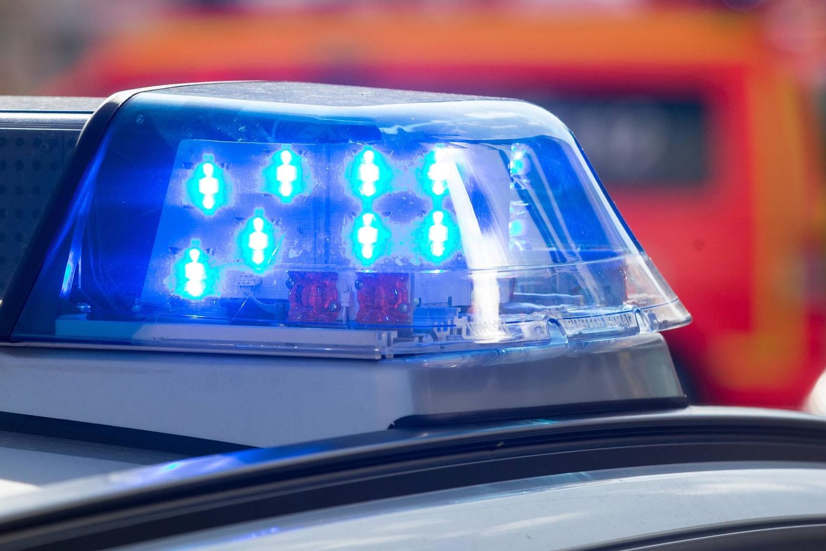 Blaulicht eines Polizeiwagens: Die Polizei sucht nach dem gescheiterten Überfall nach Zeugen.