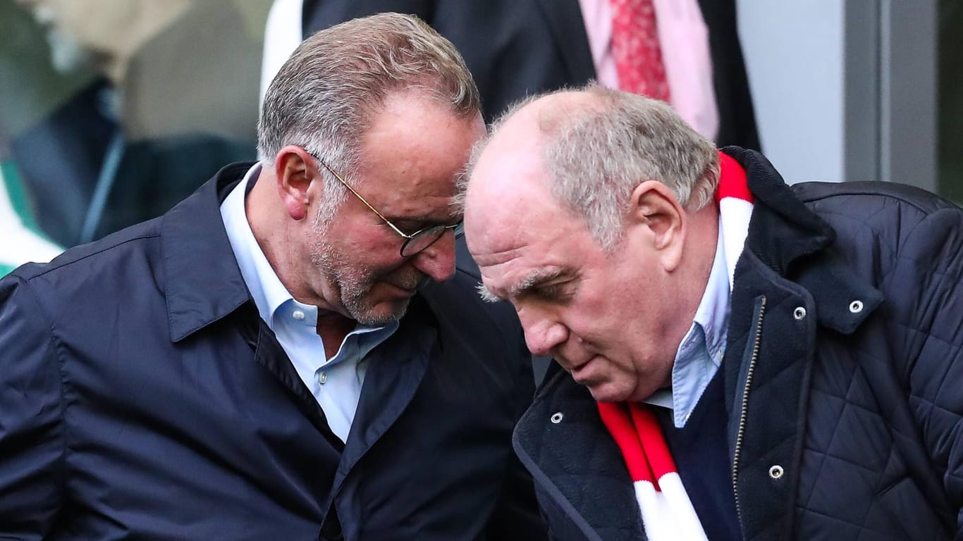 Genug von der Bundesliga? Bayerns Vorstandsvorsitzender Karl-Heinz Rummenigge (l.) und Klub-Präsident Uli Hoeneß beim Spiel in Wolfsburg.