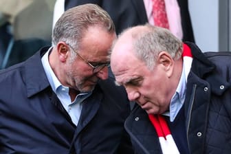 Genug von der Bundesliga? Bayerns Vorstandsvorsitzender Karl-Heinz Rummenigge (l.) und Klub-Präsident Uli Hoeneß beim Spiel in Wolfsburg.