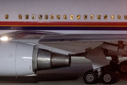 Ein mit abgelehnten Asylsuchenden besetztes Flugzeug auf der Startbahn.