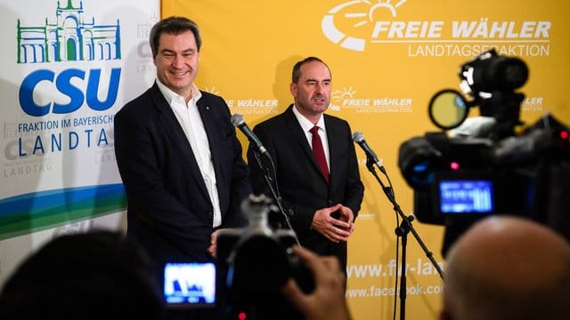 Bayerns Ministerpräsident Markus Söder (l) und der Landesvorsitzende der Freien Wähler in Bayern, Hubert Aiwanger. Bayerns Ministerpräsident Markus Söder (l) und der Landesvorsitzende der Freien Wähler in Bayern, Hubert Aiwanger.