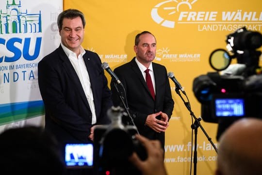 Bayerns Ministerpräsident Markus Söder (l) und der Landesvorsitzende der Freien Wähler in Bayern, Hubert Aiwanger.