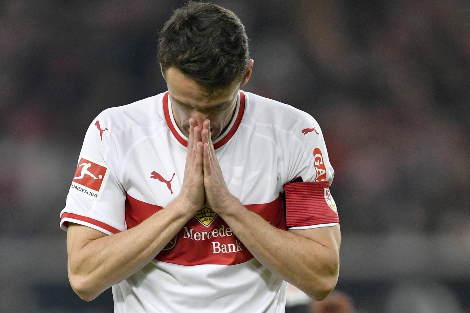Fassungslos: Stuttgarts Kapitän Christian Gentner war mit seinem Team erneut hoffnungslos unterlegen.
