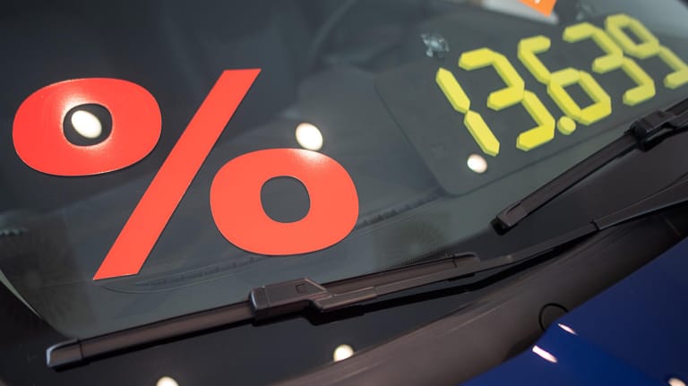 Ein Prozentzeichen klebt auf der Scheibe eines Autos. Damit sollen Preisnachlässe angedeutet werden.