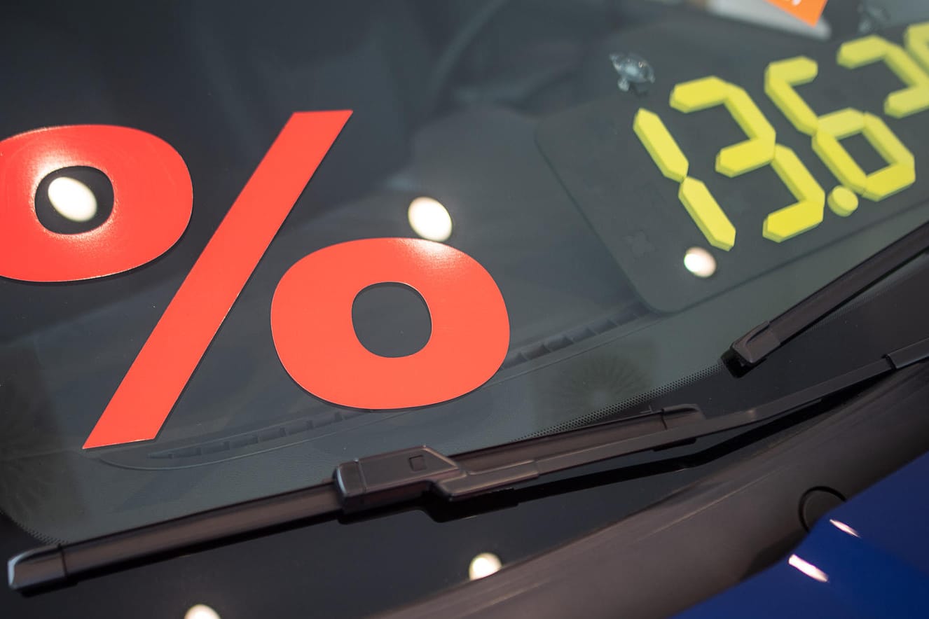 Ein Prozentzeichen klebt auf der Scheibe eines Autos. Damit sollen Preisnachlässe angedeutet werden.