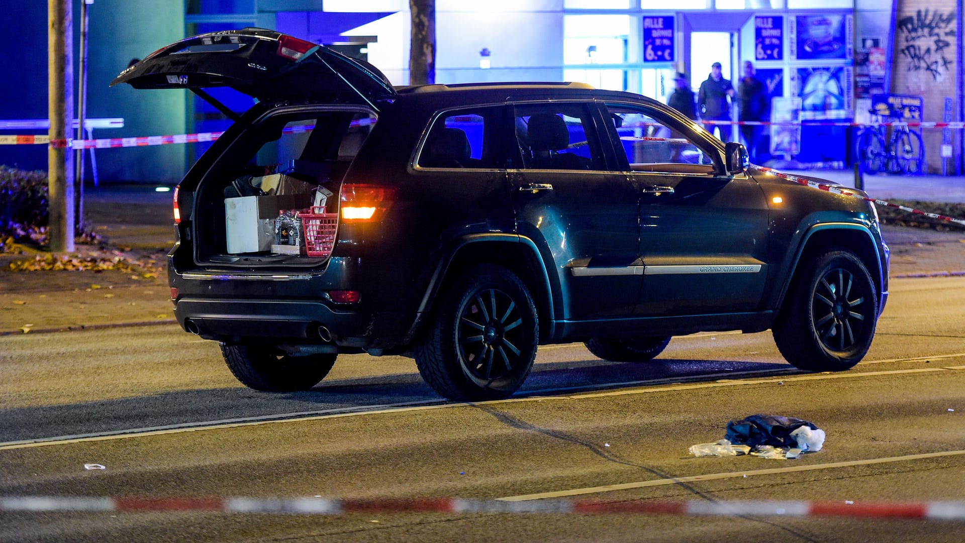 Das Absperrband der Polizei flattert an einem schwarzem Jeep auf der Wandsbeker Chaussee: Der Schwerverletzte stürzte laut Polizeiangaben aus einem Auto. Das Absperrband der Polizei flattert an einem schwarzem Jeep auf der Wandsbeker Chaussee: Der Schwerverletzte stürzte laut Polizeiangaben aus einem Auto.