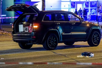 Das Absperrband der Polizei flattert an einem schwarzem Jeep auf der Wandsbeker Chaussee: Der Schwerverletzte stürzte laut Polizeiangaben aus einem Auto.