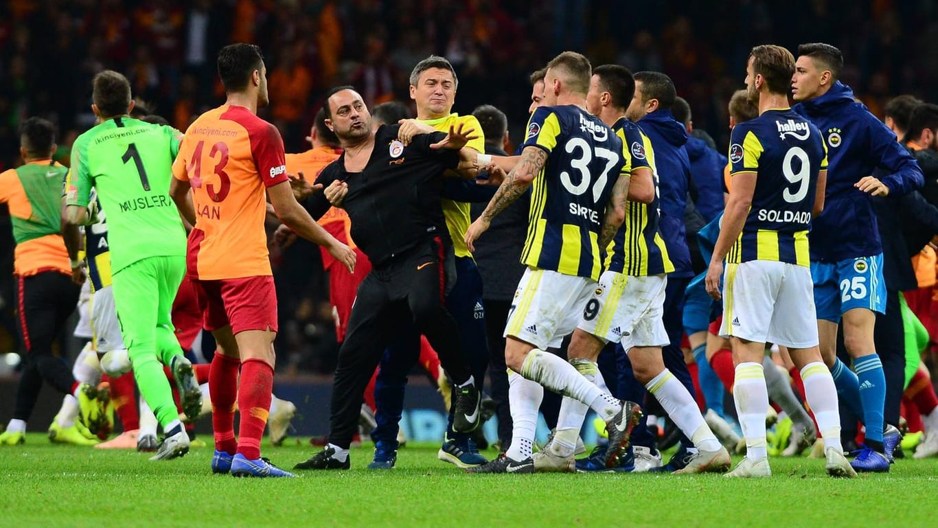 Tumulte auf dem Platz: Spieler von Galatasaray und Fenerbahce Istanbul gingen im Derby aufeinander los.