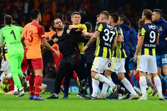 Tumulte auf dem Platz: Spieler von Galatasaray und Fenerbahce Istanbul gingen im Derby aufeinander los.