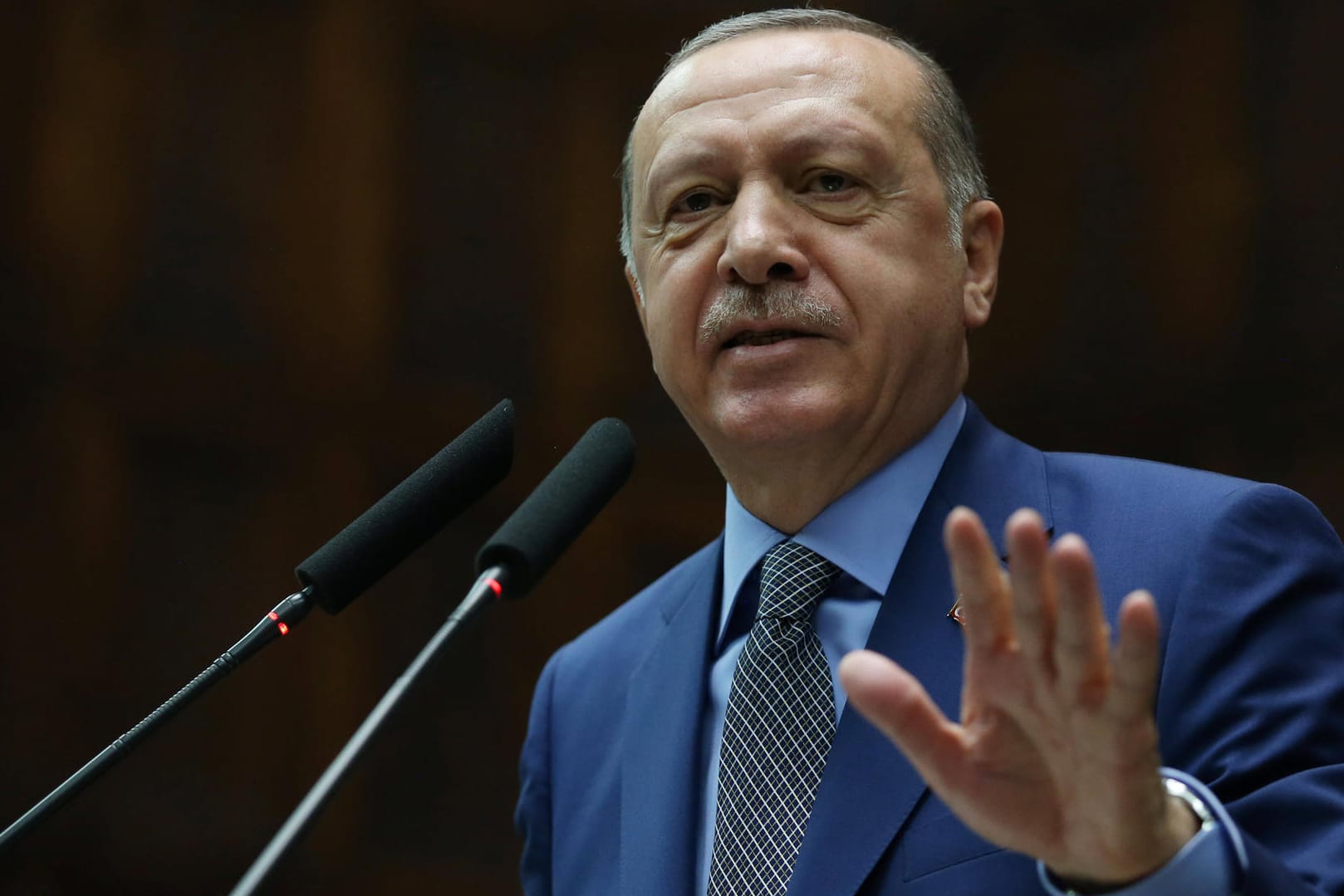 Der türkische Präsident Recep Tayyip Erdogan spricht im Parlament: Erdogan fordert Riad auf, offene Fragen im Fall der Tötung von Khashoggi zu beantworten.