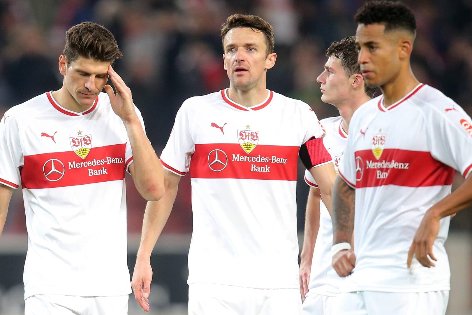 Plan- und ratlos: Die VfB-Profis um Mario Gomez (l.) und Christian Gentner (m.).