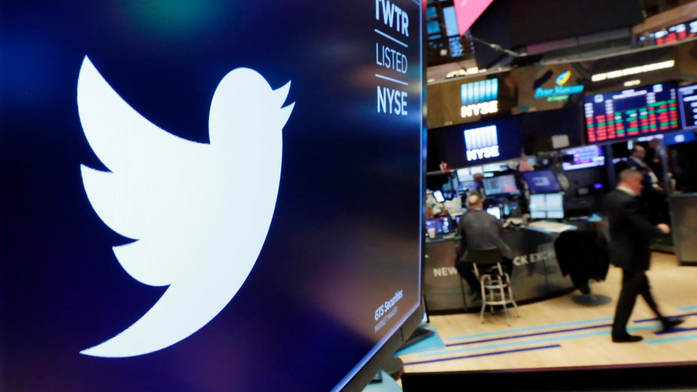 Das Logo des Kurznachrichtendienstes Twitter auf dem Parkett der New Yorker Börse: Wegen seiner Offensive gegen Fake-Accounts musste der Konzern Verluste hinnehmen. (Archivbild)