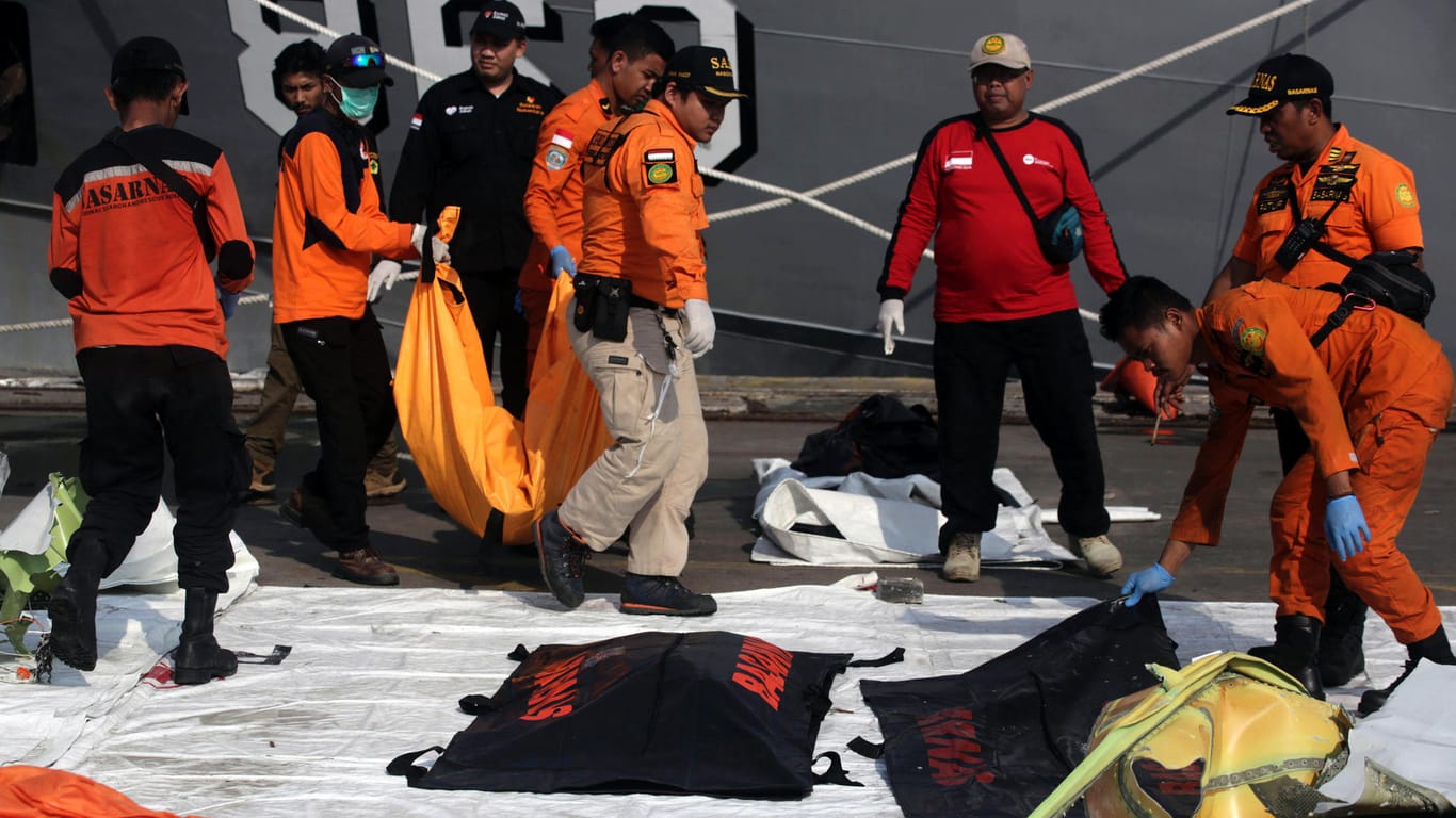 Rettungskräfte legen Leichensäcke mit den Überresten von Opfern des Lion Air-Absturzes ab: Der Freiwillige, der bei dem Unglück starb, hatte auch schon bei anderen Noteinsätzen geholfen.