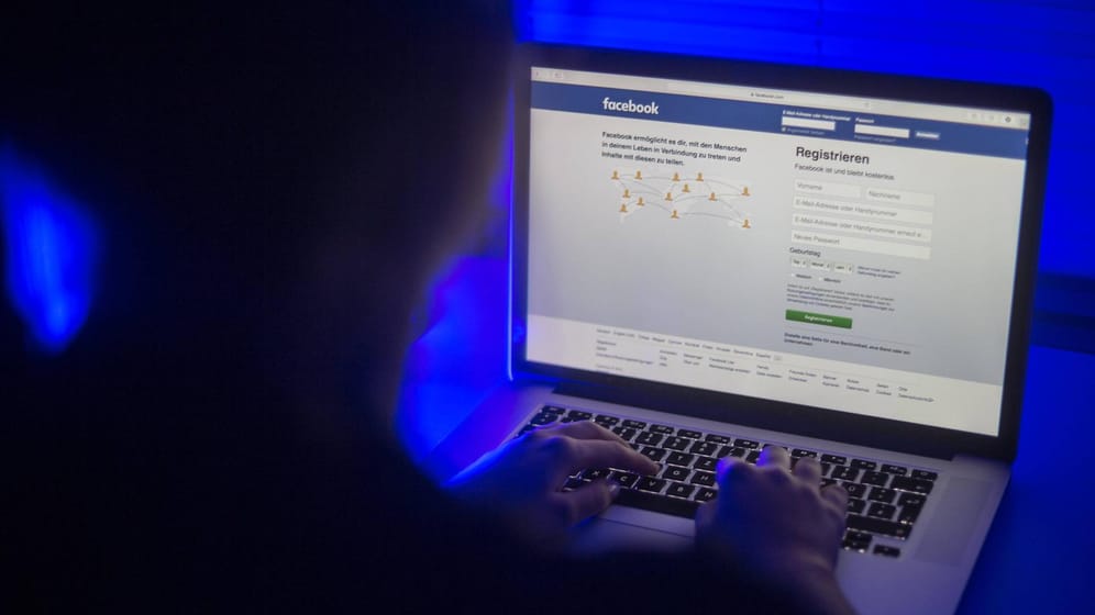 Eine Person loggt sich in ihr Facebook-Konto ein: Unbekannte haben sich offenbar über Schnittstellen Zugang zu privaten Facebook-Daten verschafft und bieten diese nun zum Verkauf an.