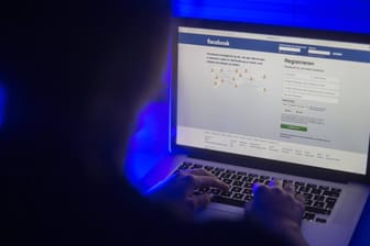 Eine Person loggt sich in ihr Facebook-Konto ein: Unbekannte haben sich offenbar über Schnittstellen Zugang zu privaten Facebook-Daten verschafft und bieten diese nun zum Verkauf an.