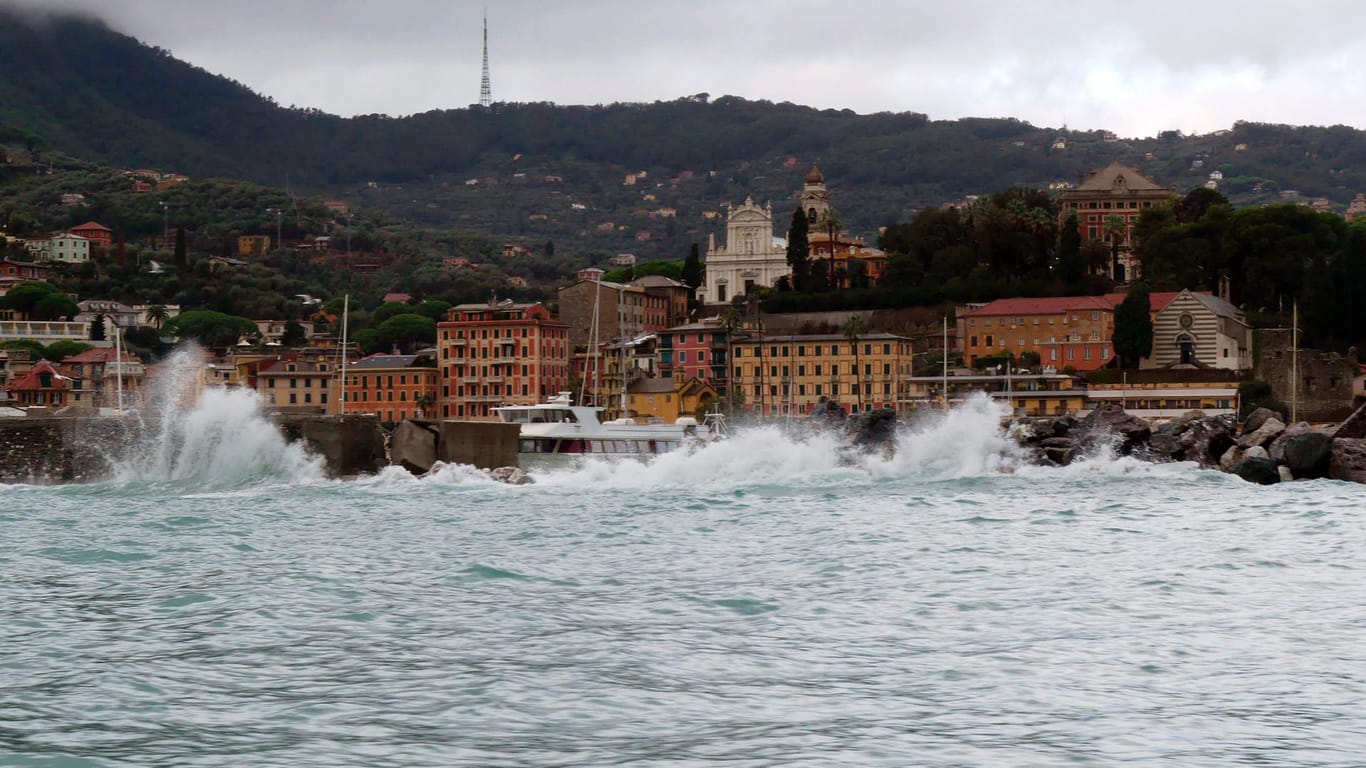 Wellen treffen auf das Ufer des Küstenortes: Bislang kamen mindestens 14 Menschen durch die Unwetter ums Leben.