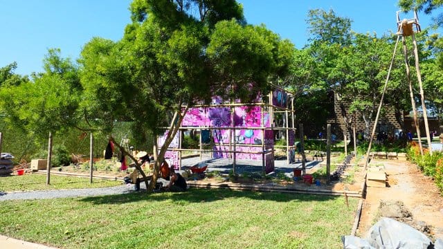 Der Bambus-Kubus des Magdeburger Vereins Kulturanker vor der Eröffnung der Weltgartenschau.