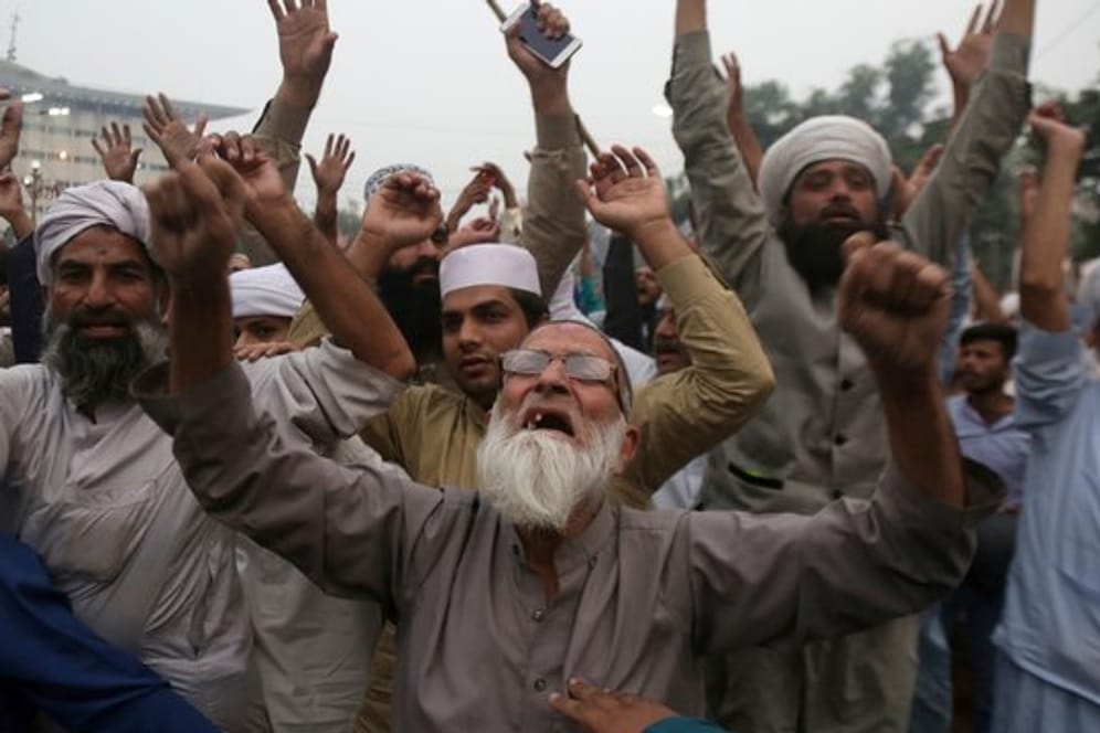 Aufgebrachte Islamisten protestieren gegen den Freispruch einer wegen Gotteslästerung zu Tode verurteilten Christin.
