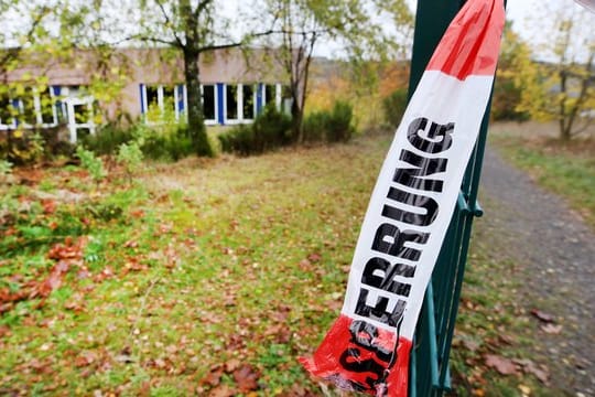 Ein Flatterband der Polizei hängt in der Nähe der Wendener Schule