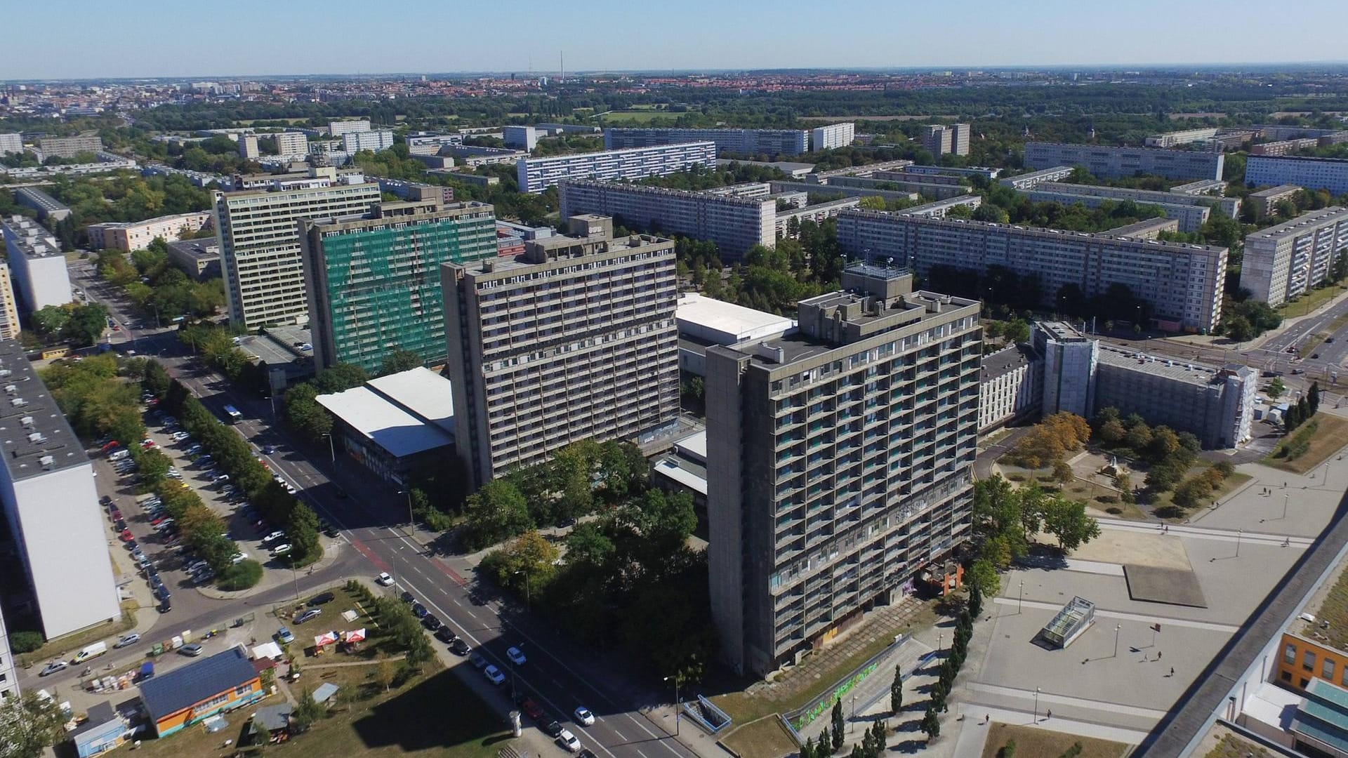 Blicke über Halle-Neustadt: Vor einer Bar sollen die Männer aufeinander losgegangen sein. (Archivbild)