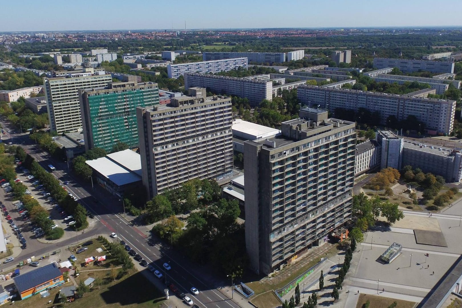 Blicke über Halle-Neustadt: Vor einer Bar sollen die Männer aufeinander losgegangen sein. (Archivbild)
