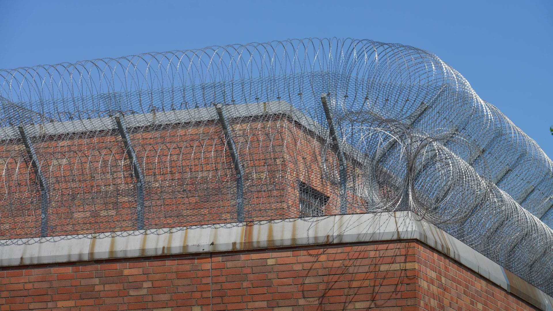 Die Justizvollzugsanstalt Plötzensee in Berlin: Der Mann saß wegen einer Ersatzfreiheitsstrafe ein. (Archivbild) Die Justizvollzugsanstalt Plötzensee in Berlin: Der Mann saß wegen einer Ersatzfreiheitsstrafe ein. (Archivbild)