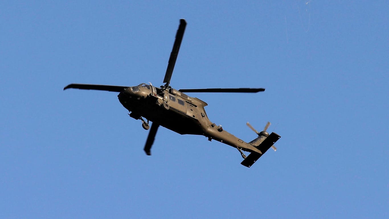 Ein Nato-Helikopter fliegt über den Sitz der Nato-Ausbildungsmission "Resolute Support" in Kabul: Die Sprecherin der Mission bestätigte den Vorfall.