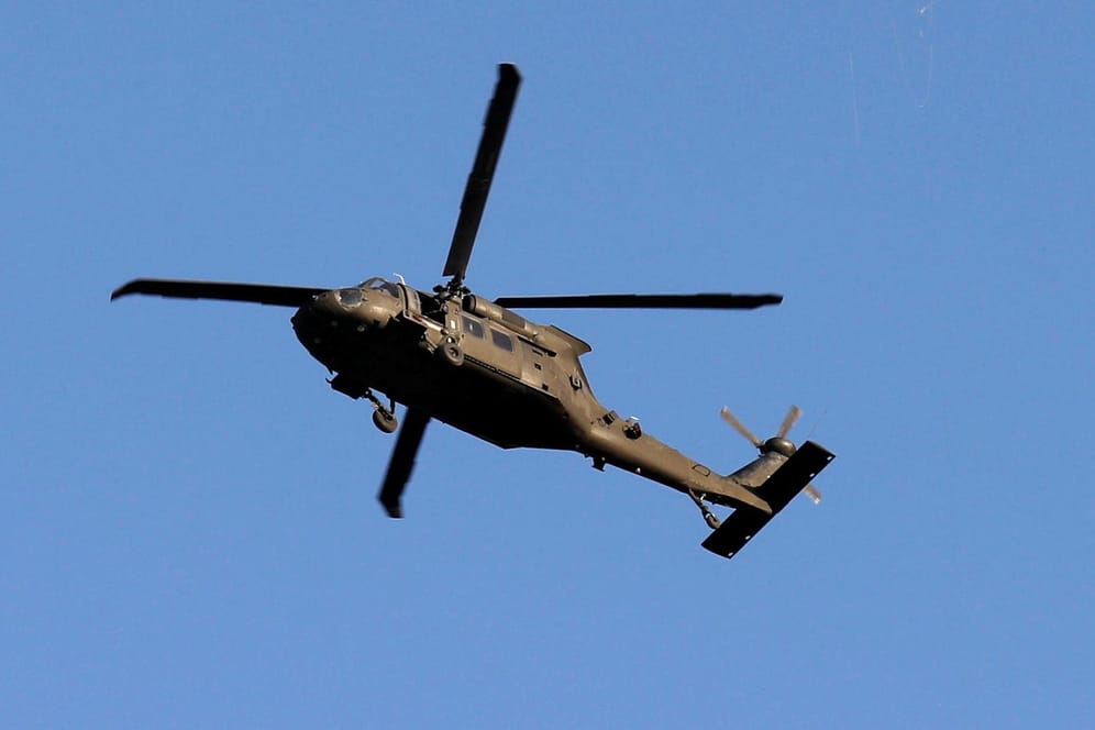 Ein Nato-Helikopter fliegt über den Sitz der Nato-Ausbildungsmission "Resolute Support" in Kabul: Die Sprecherin der Mission bestätigte den Vorfall.
