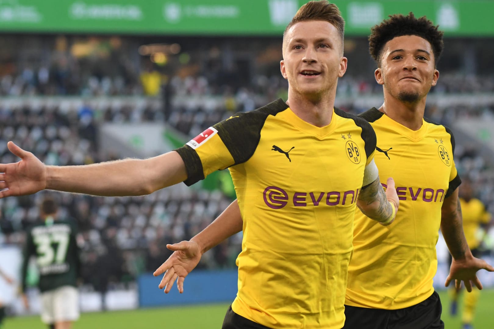Jubeln über den Treffer des Tages in Wolfsburg: Dortmunds Torschütze Marco Reus (li.) und Sturmkollege Jadon Sancho.