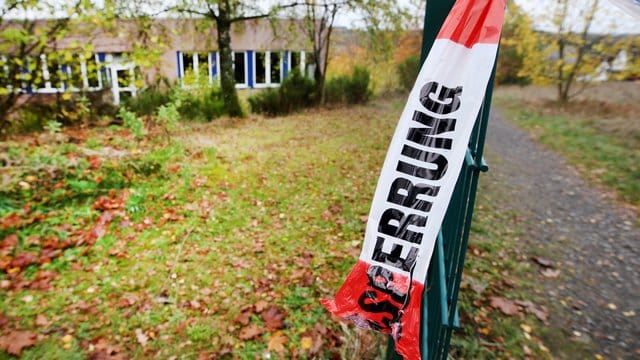 Mit Flatterband hat die Polizei in Wenden das Waldstück abgesperrt, in dem der getötete Jugendliche gefunden wurde. Mit Flatterband hat die Polizei in Wenden das Waldstück abgesperrt, in dem der getötete Jugendliche gefunden wurde.