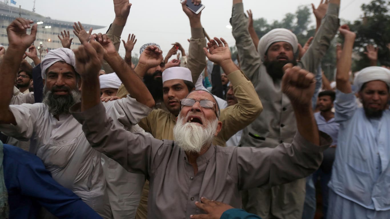 Demonstranten protestieren gegen den Freispruch einer wegen Gotteslästerung verurteilten Christin. Nun hat die pakistanische Regierung nachgegeben.