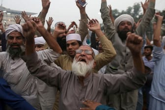 Demonstranten protestieren gegen den Freispruch einer wegen Gotteslästerung verurteilten Christin. Nun hat die pakistanische Regierung nachgegeben.