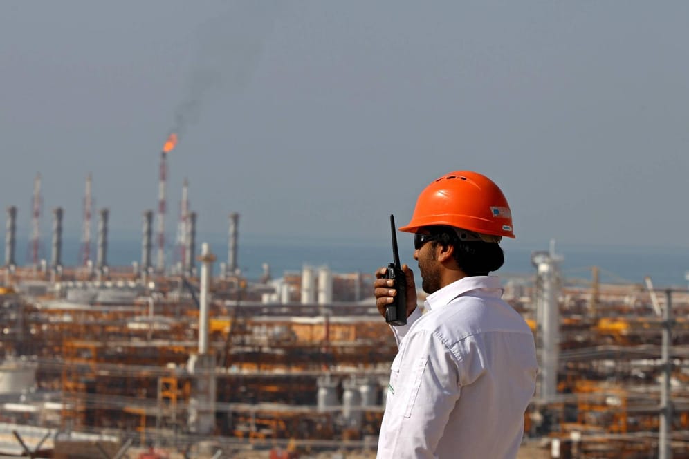 Ein Arbeiter vor einer iranischen Raffinerie: Wie sehr die US-Sanktionen den Iran ins Taumeln bringen werden, ist noch vollkommen unklar.