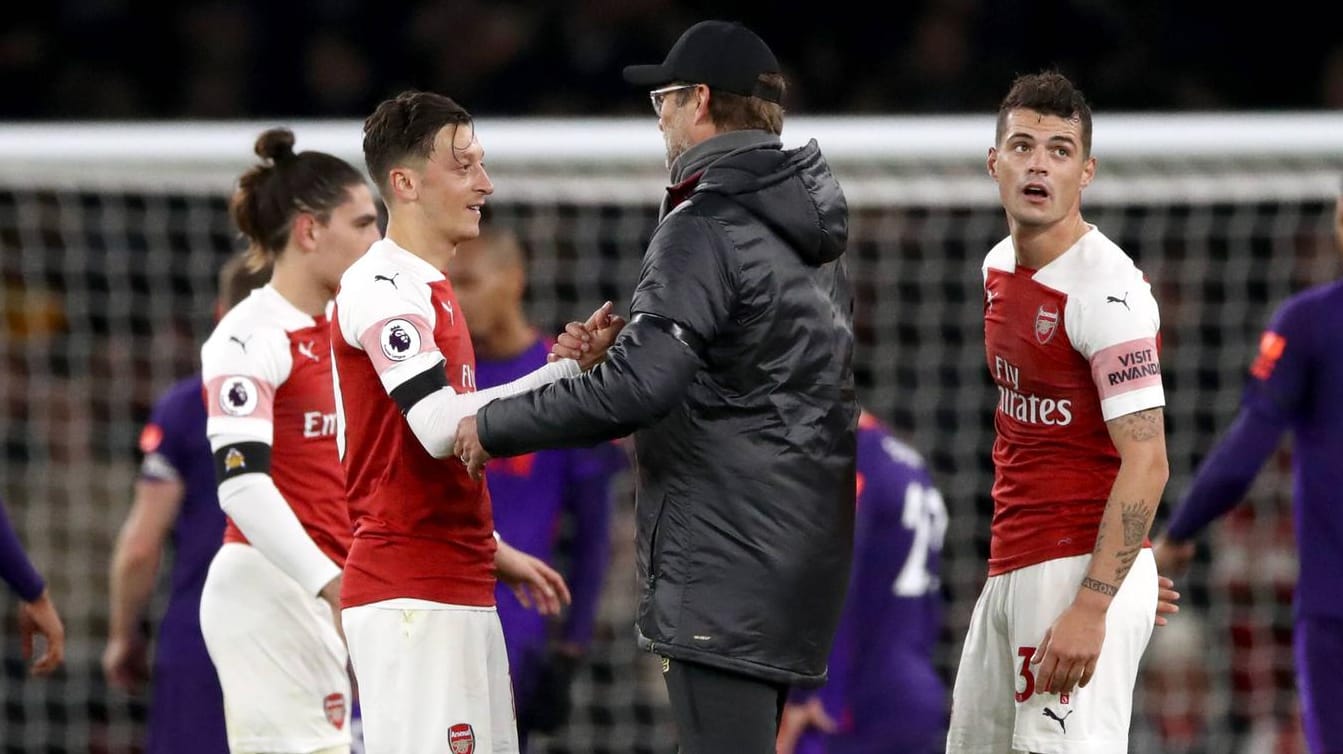 Respekt: Arsenal-Star Özil (li.) und Liverpool-Trainer Klopp nach der Partie.