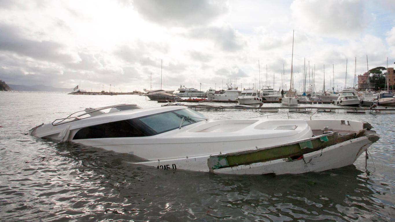 Rapallo: Eine beschädigte Yacht am Tag nach einem Sturm in Italien (Symbolbild): Unwettern im ganzen Land forderten in der letzte Woche mehrere Todesopfer.