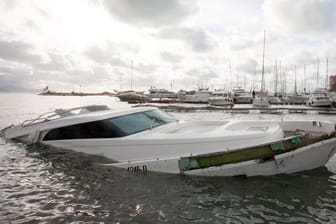 Rapallo: Eine beschädigte Yacht am Tag nach einem Sturm in Italien (Symbolbild): Unwettern im ganzen Land forderten in der letzte Woche mehrere Todesopfer.