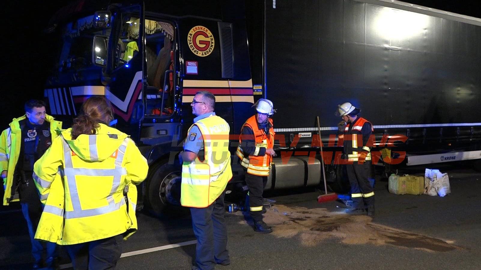 Hessen, Zwingenberg: Einsatzkräfte von Polizei und Feuerwehr stehen neben einem Sattelschlepper auf der A5. Ein völlig betrunkener Lastwagenfahrer ist auf einer Autobahn in Hessen fast 20 Minuten als Geisterfahrer unterwegs gewesen