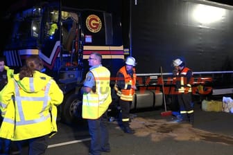 Hessen, Zwingenberg: Einsatzkräfte von Polizei und Feuerwehr stehen neben einem Sattelschlepper auf der A5. Ein völlig betrunkener Lastwagenfahrer ist auf einer Autobahn in Hessen fast 20 Minuten als Geisterfahrer unterwegs gewesen