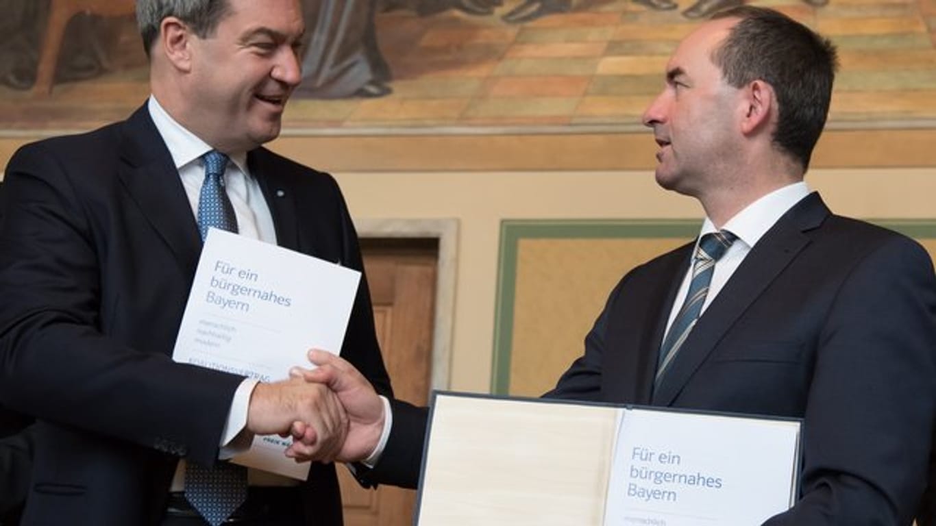 Ministerpräsident Markus Söder und Freie Wähler-Chef nach der Unterzeichnung des Koalitionsvertrags für Bayern.