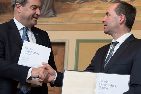 Ministerpräsident Markus Söder und Freie Wähler-Chef nach der Unterzeichnung des Koalitionsvertrags für Bayern.